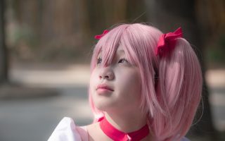 彼女催眠角色凛的立绘风格插图，清冷气质少女站在窗边，阳光逆光，橄榄绿与白色主调，展现其独立内敛的性格特征